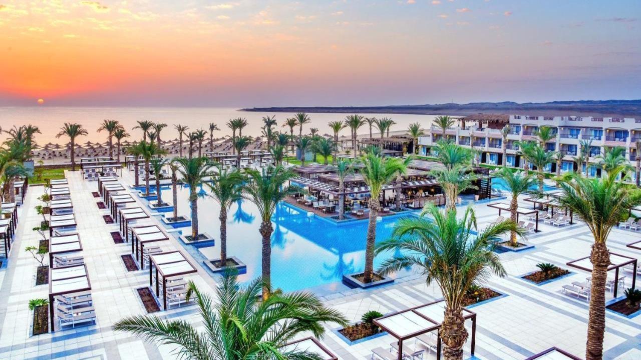 Гледка от високо над басейна на хотел Iberotel Costa Mares в Марса Алам, Египет