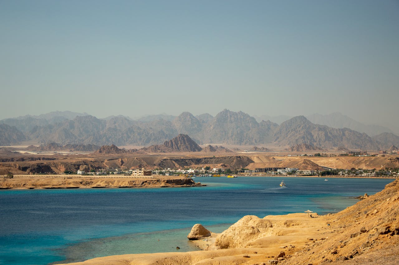 Шарм ел Шейх, Египет, гледка към морето с планини в далечината