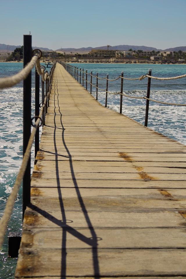 Платформа във водата в Червено море край Марса Алам, Египет