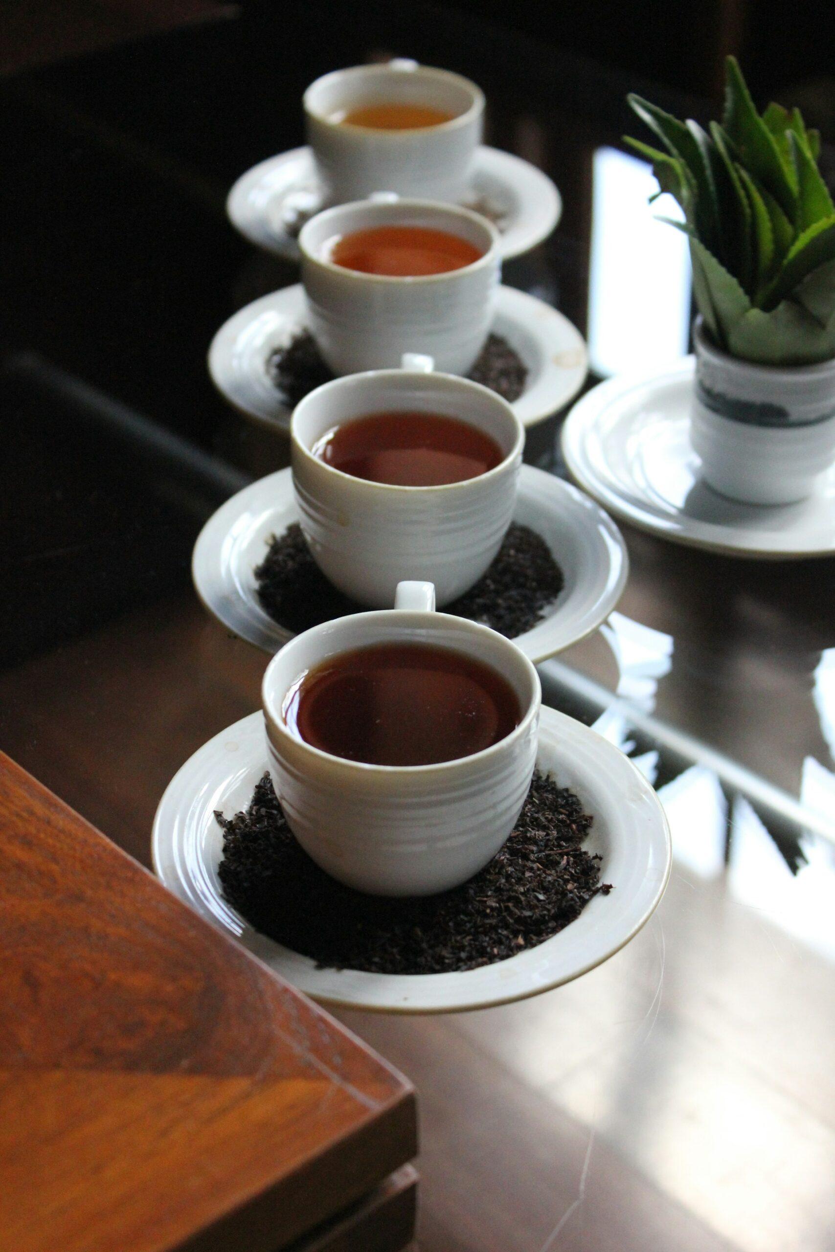 Различни видове черен и зелен чай в чаени чаши в Шри Ланка